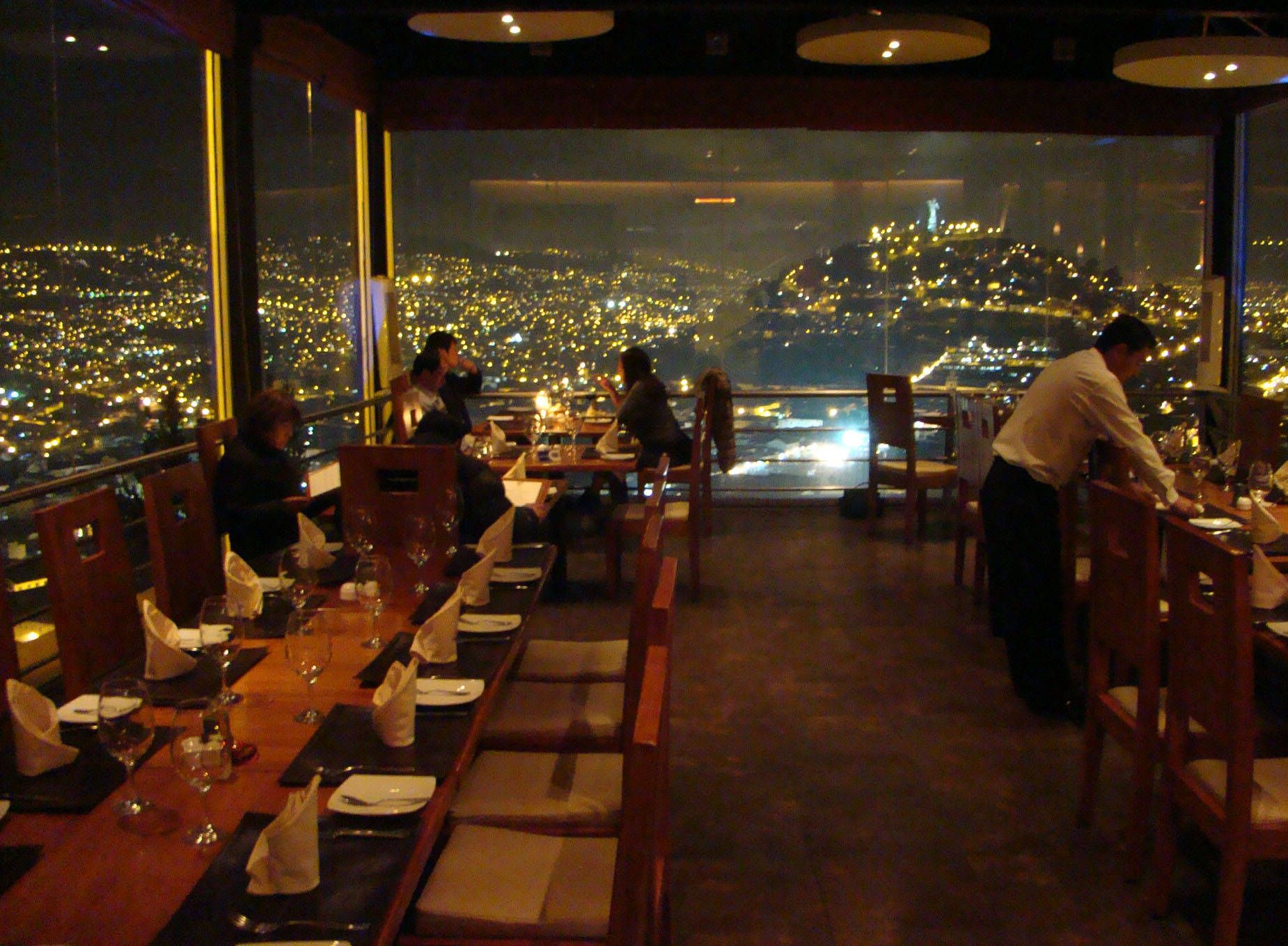Restaurante con vista panorámica en Quito. La gastronomía, embajadora de la identidad ecuatoriana. Restaurantes con propuestas locales y experiencias sensoriales fortalecen la oferta turística y cultural de las ciudades.