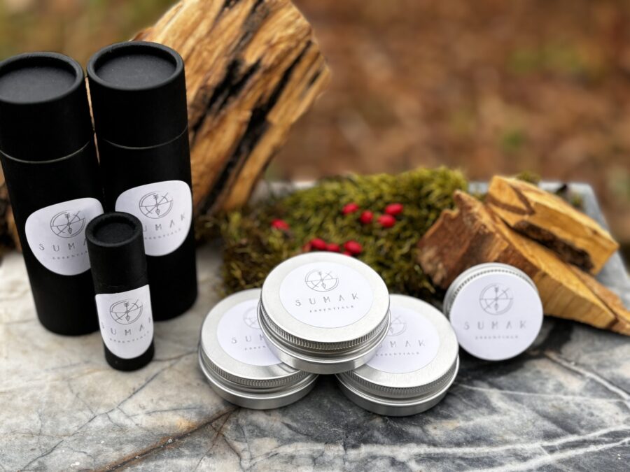 Colección completa de productos Sumak Essentials: aceites, bálsamos, jabones y desodorantes naturales inspirados en la sabiduría ancestral del palo santo. Foto cortesía Sumak