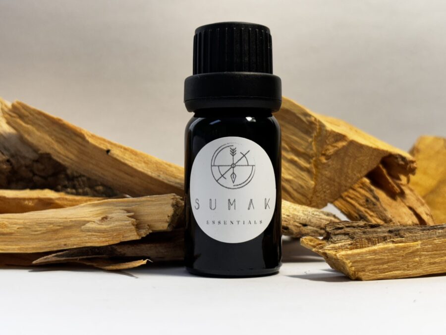 Aceite esencial de palo santo, elaborado a pequeña escala por Sumak Essentials. Su fragancia representa el equilibrio entre cuerpo, mente y espíritu.