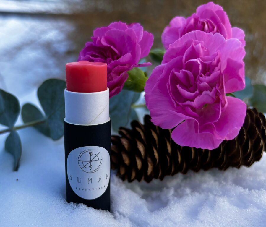 El bálsamo labial de Sumak, creado con aceites naturales y pigmentos vegetales, representa la unión entre la belleza y la naturaleza. Foto cortesía Sumak