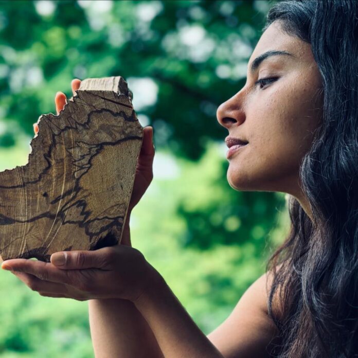 Sumak8 Andrea Cristina Mejía sostiene un fragmento de palo santo, símbolo de su conexión con la tierra y la memoria ancestral que inspira el proyecto Sumak. Foto cortesía Sumak