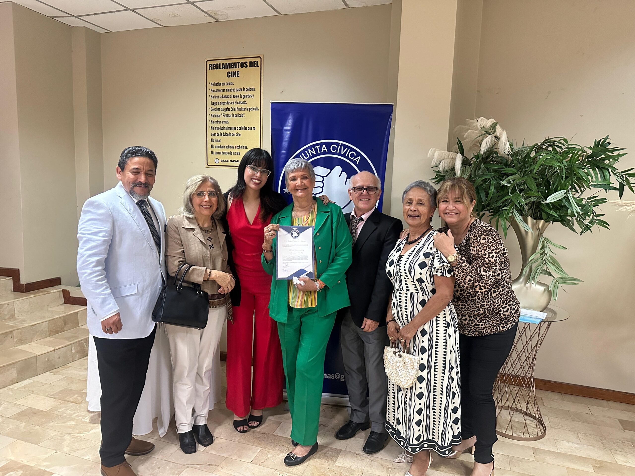 María Magdalena Pizarro Villalta junto al presidente de la Junta Cívica de Salinas, ingeniero Alberto Paredes, acompañada de familiares y amigos durante el emotivo acto de reconocimiento a su trayectoria y compromiso con la comunidad. Foto cortesía