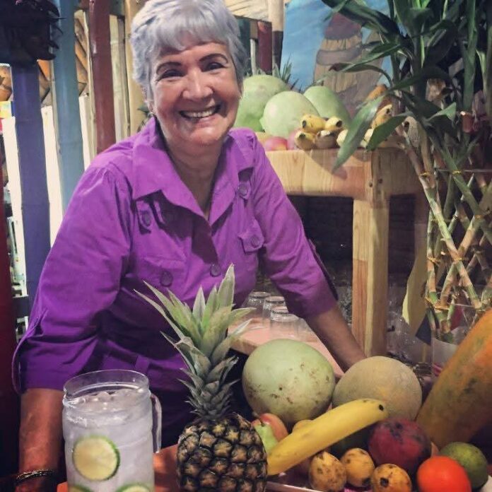 María Magdalena Pizarro Villalta, en Isla de la Fruta, su espacio en Salinas donde comparte cada día su alegría, su fe y el sabor auténtico de la cocina costera ecuatoriana. Foto El Costanero