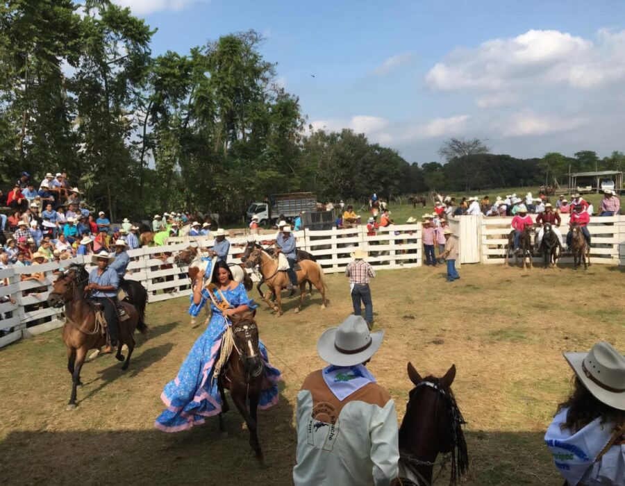 Escena de las festividades ecuestres en Junquillal, Vinces, muestra de las tradiciones montuvias que fortalecen el turismo rural y la cultura viva del Litoral ecuatoriano.