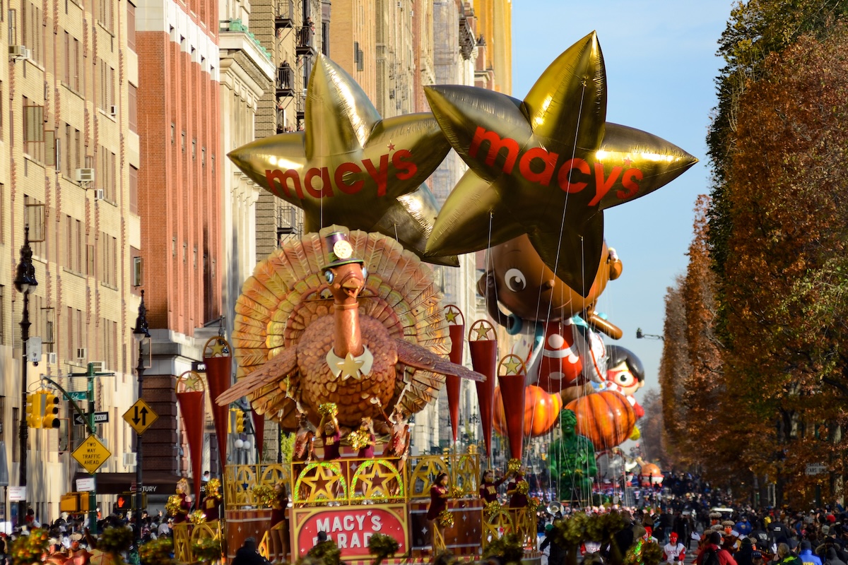 El Desfile de Macy’s, uno de los eventos más emblemáticos de Thanksgiving en Nueva York, llena las calles de Manhattan con globos gigantes, carrozas y miles de espectadores que cada año celebran el inicio oficial de la temporada navideña.