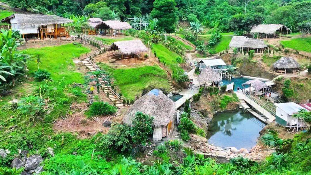 En las cercanías de Naranjal, la comunidad Shuar mantiene vivas sus tradiciones. Formada por 16 familias provenientes de Morona Santiago, esta comuna indígena conserva su identidad ancestral a través de la danza, la artesanía y el respeto por la naturaleza.