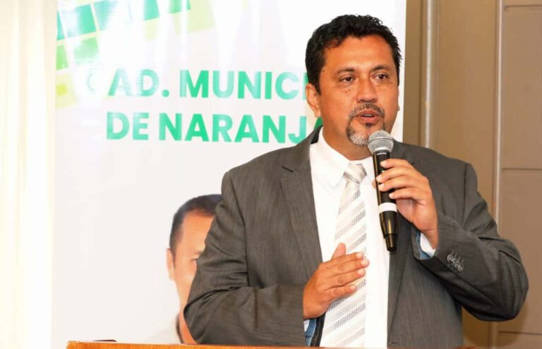 Marlon González Saltos, exdirector de Turismo del GAD Municipal de Naranjal, durante una de sus intervenciones públicas en las que promovía la consolidación del Festival Gastronómico del Cangrejo Rojo como símbolo de identidad y orgullo del cantón. Foto Jonathan Miranda