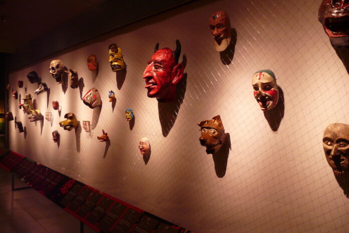 Máscaras del Ecuador, exposición realizada en Chile en 2010. Una muestra sobre el poder del disfraz y su simbolismo, metáfora vigente para entender los rostros que encubren la realidad.