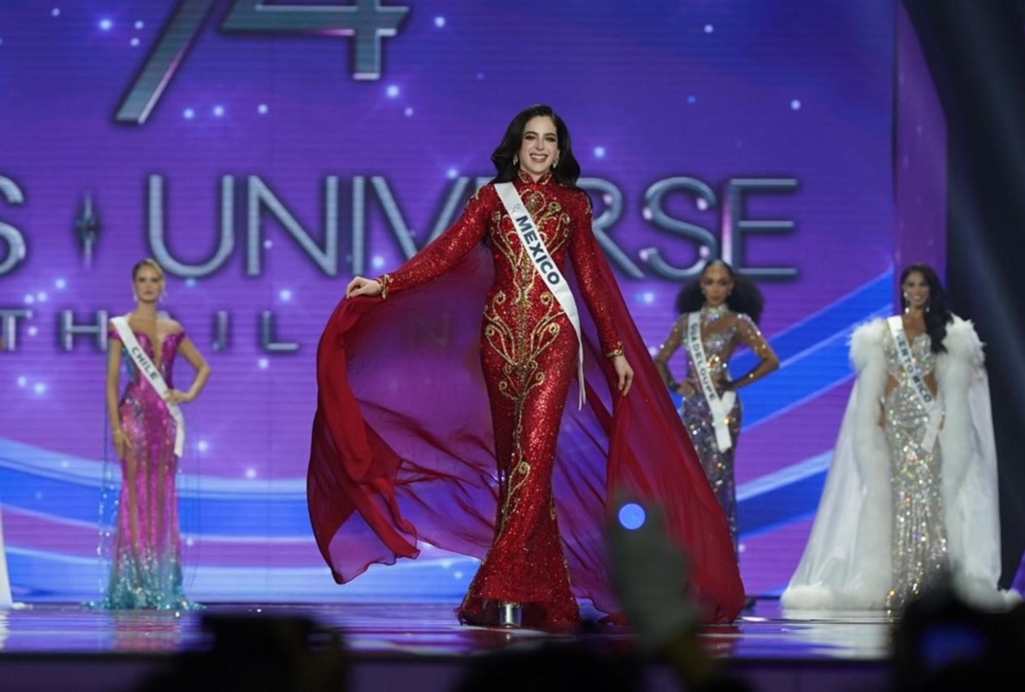 La representante de México desfila con seguridad en una edición marcada por denuncias internas y dudas sobre la transparencia del certamen, convirtiéndose en una de las figuras más comentadas de Miss Universo 2025.