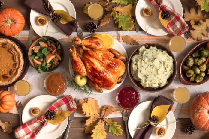 Una mesa típica de Thanksgiving reúne los sabores más representativos de esta tradición: el pavo asado en el centro, acompañado de guarniciones que combinan historia, familia y costumbres que se transmiten de generación en generación. Foto cortesía