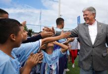 “Nuestra historia nos impulsa a estar presentes cuando la sociedad nos llama.” Juan Xavier Cordovez Un gesto que une generaciones. Juan Xavier Cordovéz comparte con los niños un momento de entusiasmo y cercanía, símbolo del compromiso de la Junta con su gente. Foto Cortesía Junta de Beneficencia.