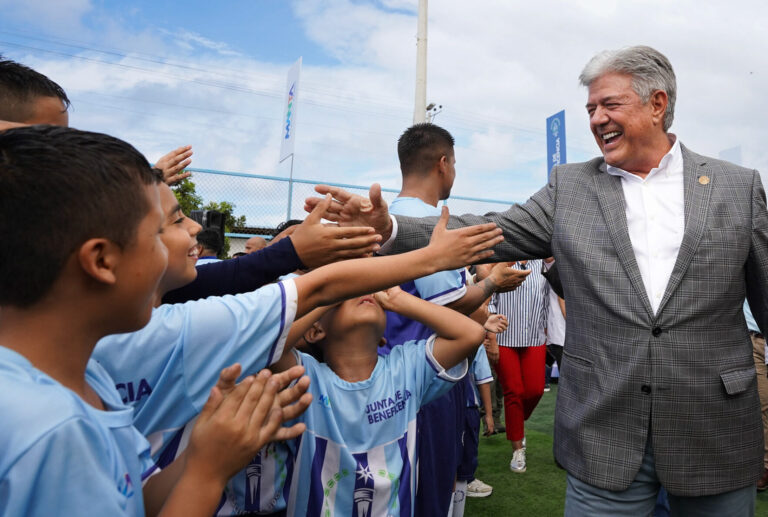 Un gesto que une generaciones. Juan Xavier Cordovéz comparte con los niños un momento de entusiasmo y cercanía, símbolo del compromiso de la Junta con su gente. Foto Cortesía Junta de Beneficencia.