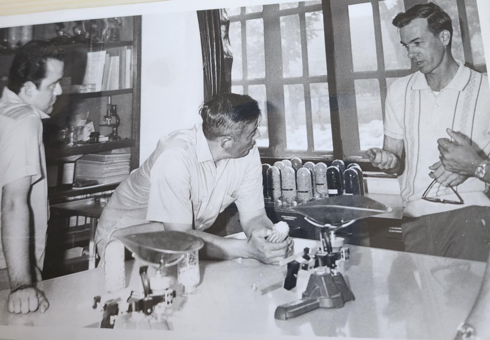 El Dr. Freytag durante una visita con Omar Torrijos, presidente de Panamá, un momento histórico que evidencia la relevancia regional de su trabajo en genética agrícola y su influencia en las políticas de desarrollo rural. Foto cortesía