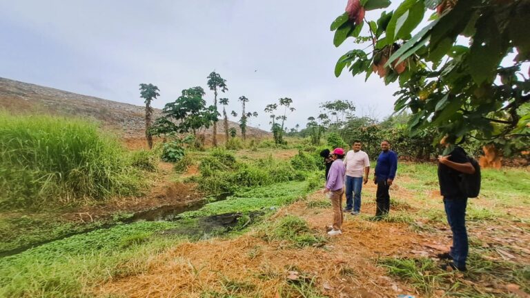 El monitoreo ambiental comienza en el territorio. Técnicos y comunidad participan activamente en la observación del entorno, fortaleciendo la gestión local de los recursos naturales a partir de datos reales y conocimiento compartido. Foto cortesía