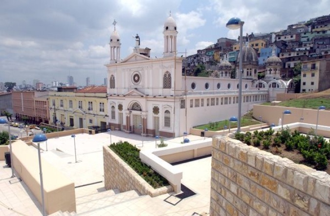 Plaza Colón, punto histórico y cultural de la ciudad, que acogió múltiples ediciones del FAAL y se convirtió en un lugar de encuentro para artistas, familias y visitantes.