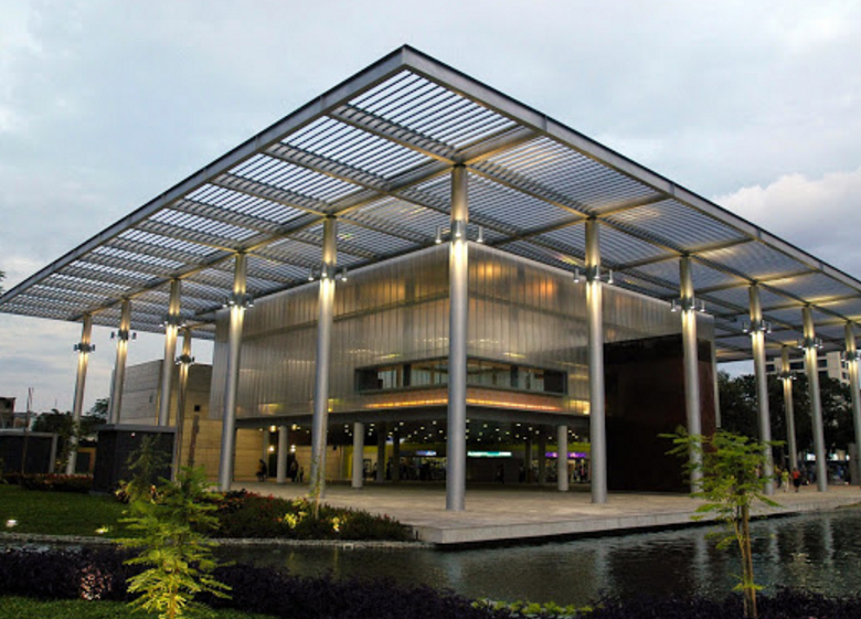 La Plaza Rodolfo Baquerizo Moreno, uno de los escenarios emblemáticos del Festival de Artes al Aire Libre, donde el arte contemporáneo dialogó durante años con la arquitectura moderna y el espacio público de Guayaquil.