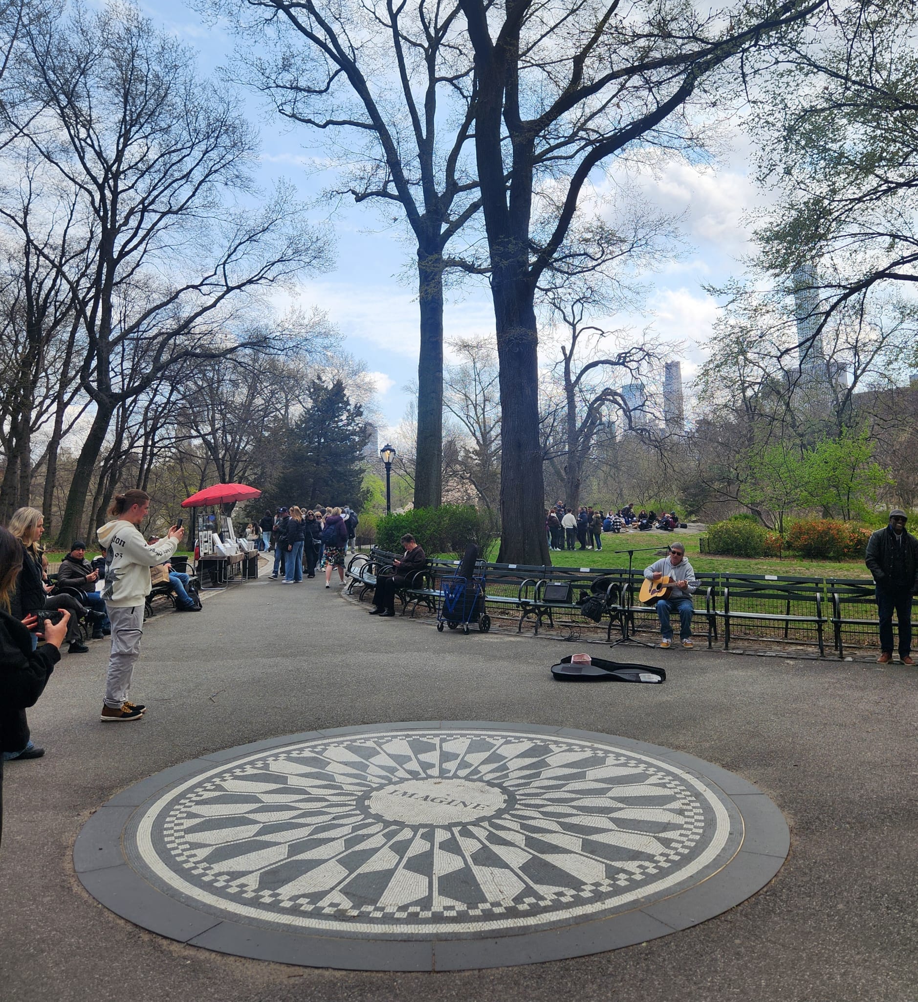 En Strawberry Fields, la memoria de Lennon se mezcla con el ritmo tranquilo de los visitantes que hacen una pausa para escuchar, fotografiar o simplemente imaginar.