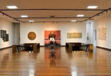 Una institucionalidad cultural bajo observación: el Salón de Julio y el FAAL 2025 frente al cumplimiento de la normativa municipal Salón de Julio 2005. Cómo se encienden los discursos populares, de Ilich Castillo, obra polémica por el uso de papel maché, madera y pintura, que evidenció el carácter crítico y experimental del certamen. Foto: Ricardo Bohórquez.