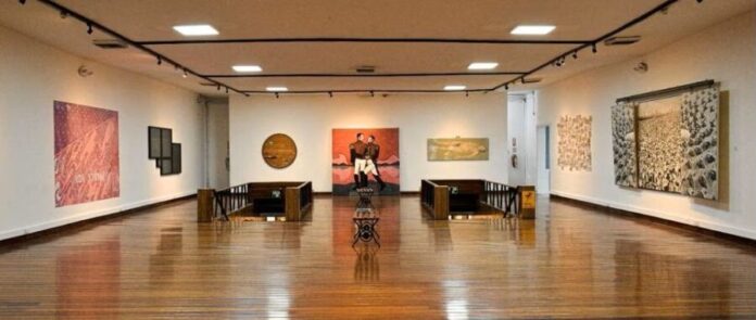 Salón de Julio 2005. Cómo se encienden los discursos populares, de Ilich Castillo, obra polémica por el uso de papel maché, madera y pintura, que evidenció el carácter crítico y experimental del certamen. Foto: Ricardo Bohórquez.