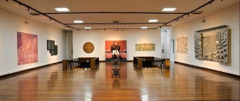 Salón de Julio 2005. Cómo se encienden los discursos populares, de Ilich Castillo, obra polémica por el uso de papel maché, madera y pintura, que evidenció el carácter crítico y experimental del certamen. Foto: Ricardo Bohórquez.