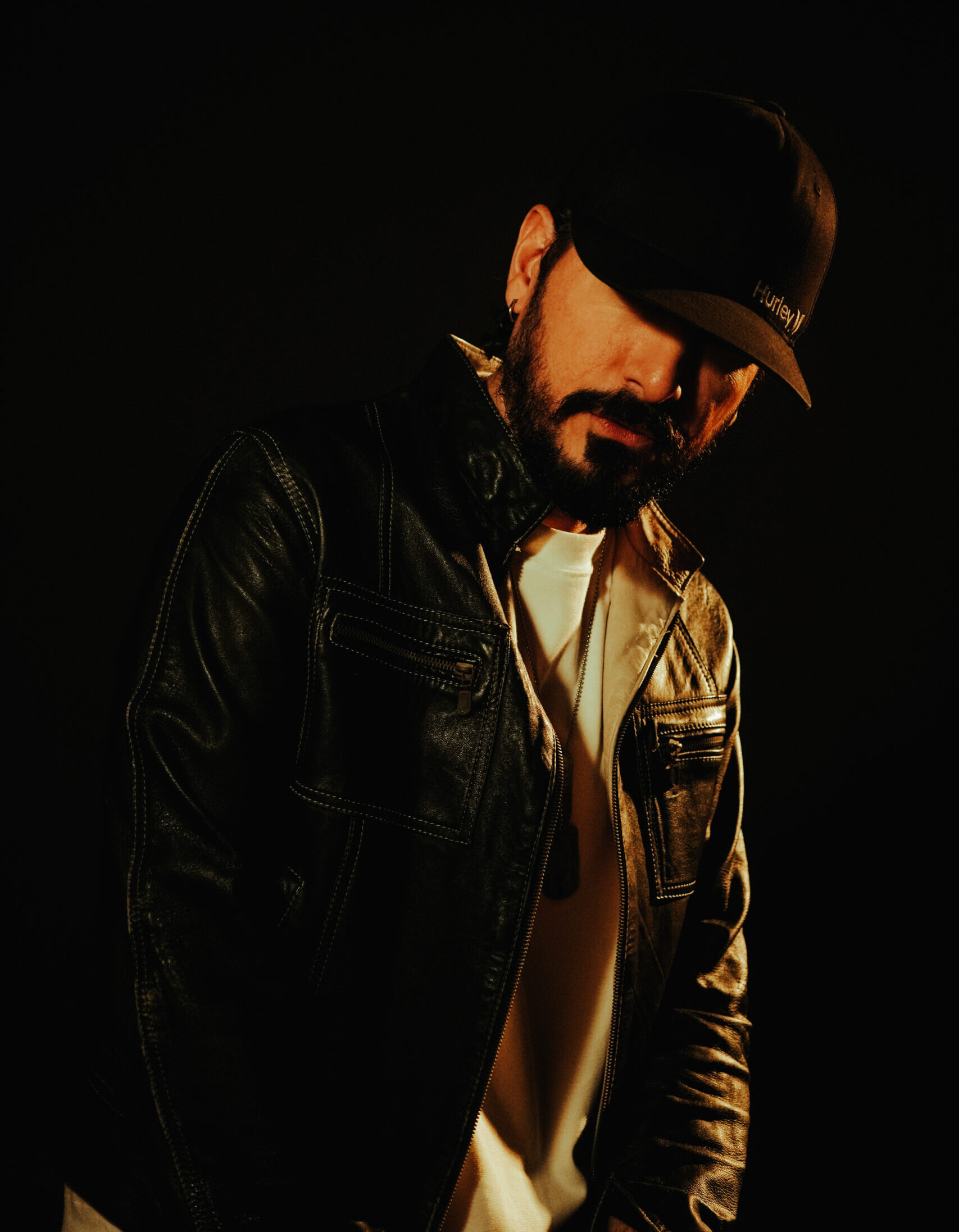 José Luis Freire, músico y creador guayaquileño. La introspección y el silencio como parte del proceso creativo que acompaña más de dos décadas de trayectoria artística.