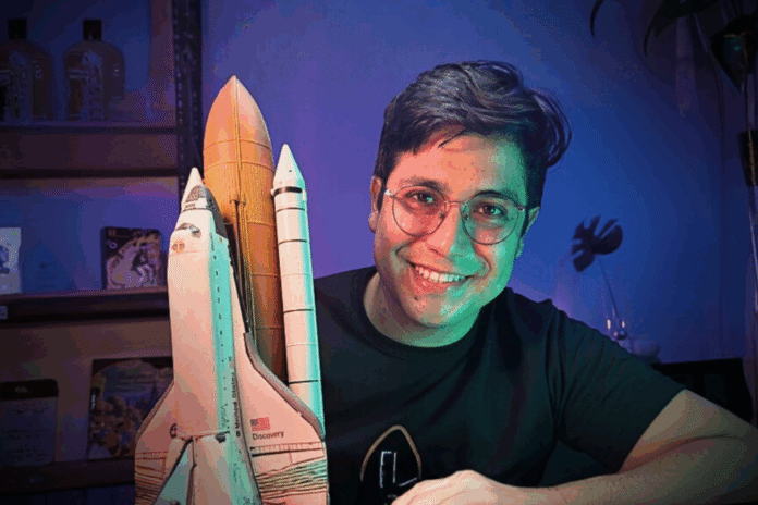 Víctor Estrada Jara, creador inquieto y formador de generaciones. Del barrio a los grandes sueños, del cine a la ciencia. Su mirada seguía apuntando al futuro, aun cuando su ciudad no supo protegerlo. Foto Fadcom de la ESPOL