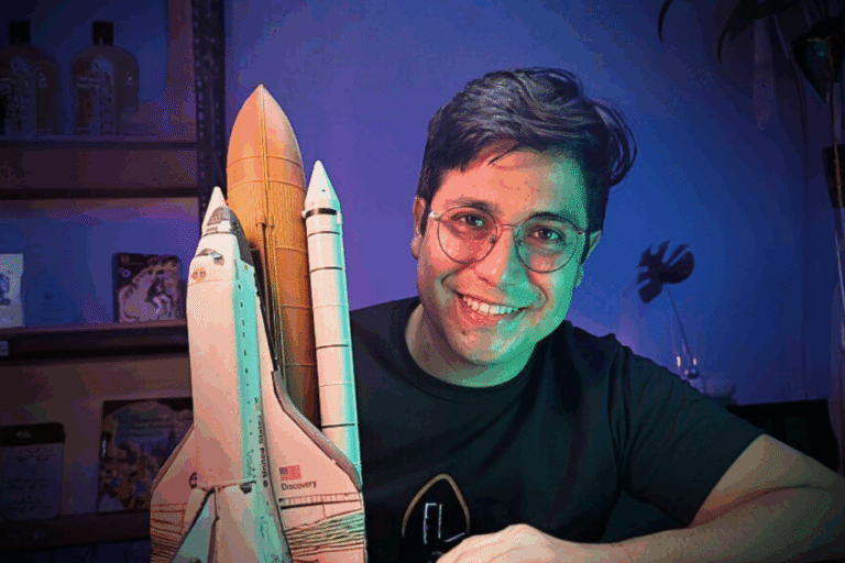 Víctor Estrada Jara, creador inquieto y formador de generaciones. Del barrio a los grandes sueños, del cine a la ciencia. Su mirada seguía apuntando al futuro, aun cuando su ciudad no supo protegerlo. Foto Fadcom de la ESPOL