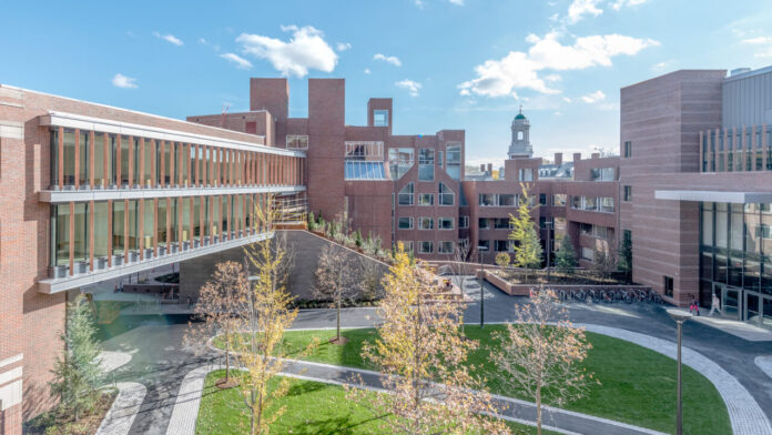 La Harvard Kennedy School forma a líderes públicos en gestión de crisis y toma de decisiones. Su método permite entender cómo se gobierna en situaciones límite, pero no garantiza resultados ni sustituye la responsabilidad política.