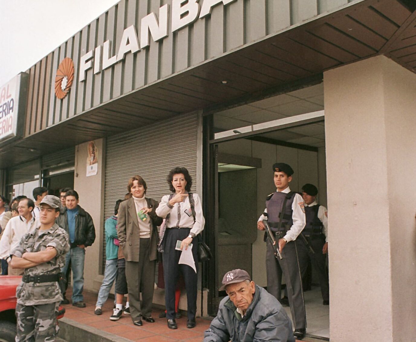 La crisis financiera de finales de los años noventa dejó pérdidas económicas, migración y deudas que aún afectan a miles de familias. Una decisión técnica sin suficiente explicación ni protección social puede dejar huellas que perduran por generaciones.