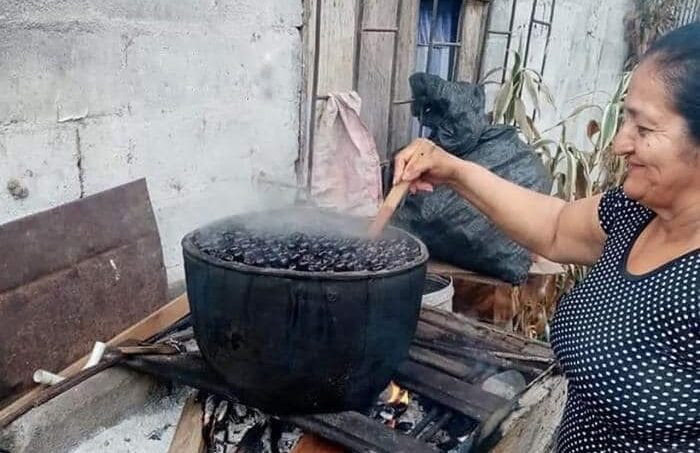 La olla de pechiche en la candela. El fuego lento, la madera y la mano sabia de la matrona dan forma al dulce que perfuma todo el pueblo.