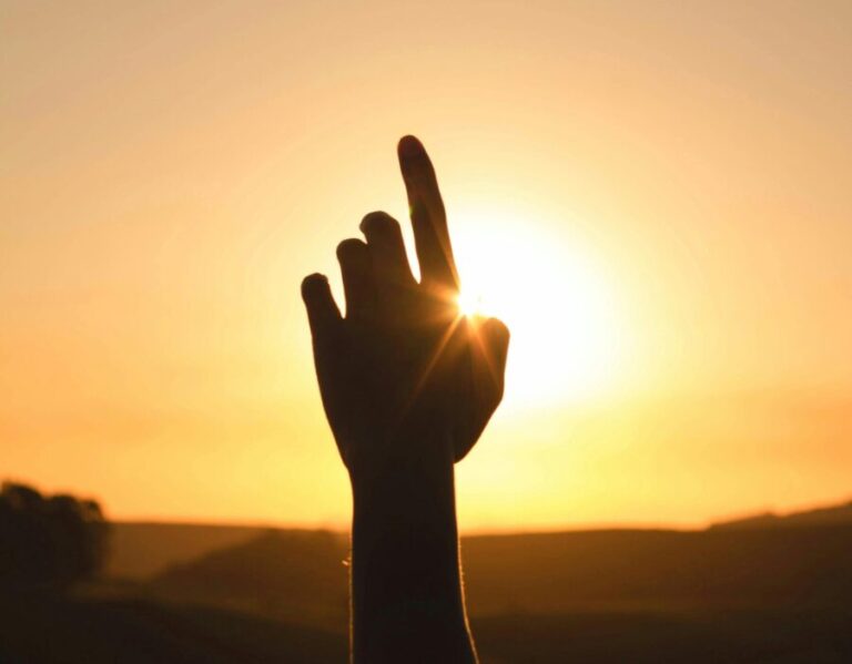 Cuando el Estado falla, la sociedad sigue buscando luz. Entre cifras en rojo, instituciones debilitadas y decisiones postergadas, la ciudadanía intenta sostener la esperanza y exigir respuestas en medio de una crisis que no admite más silencios.