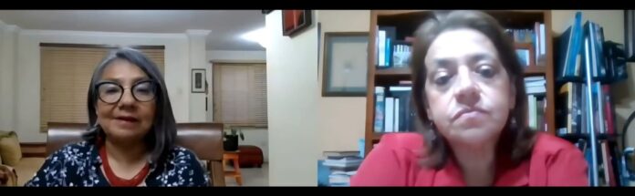 Captura de pantalla de la entrevista a Clara Medina y Lola Márquez en el programa En Palabras Simples, donde reflexionan sobre la evolución y los desafíos del periodismo cultural en Ecuador.