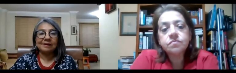 Captura de pantalla de la entrevista a Clara Medina y Lola Márquez en el programa En Palabras Simples, donde reflexionan sobre la evolución y los desafíos del periodismo cultural en Ecuador.