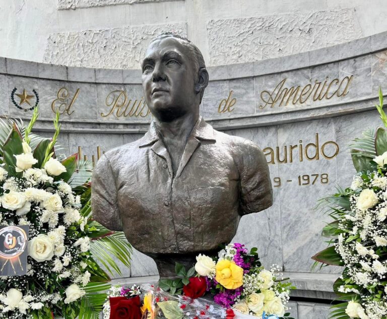 Cada febrero, frente a su busto en el Cementerio de Guayaquil, el pueblo vuelve a reunirse para cantar a Julio Jaramillo. No es solo un homenaje: es la prueba de que su voz nunca se fue.