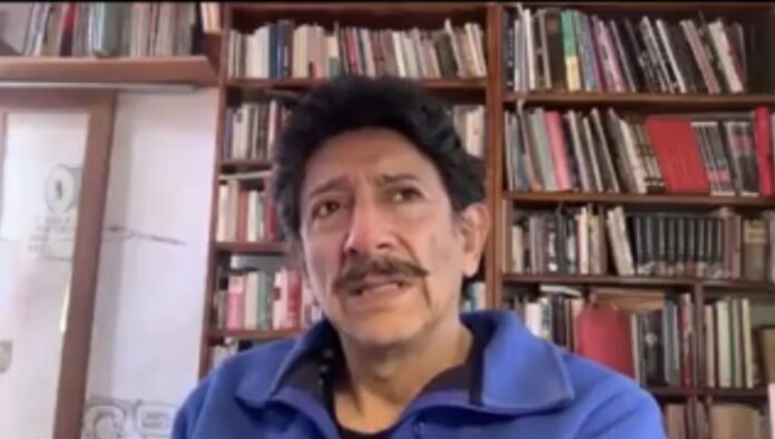 Desde su espacio de trabajo, Bonil comparte una mirada crítica sobre el periodismo, la libertad de expresión y el poder del humor gráfico.