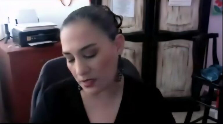 Mónica Carriel durante su participación en el programa En Palabras Simples, donde reflexiona sobre el periodismo de entretenimiento y sus desafíos actuales.