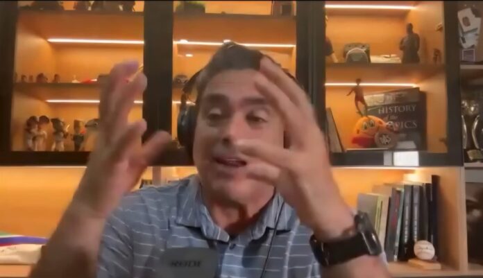 Diego Arcos durante la conversación en el programa En Palabras Simples, en una entrevista por el Día del Periodista Ecuatoriano.