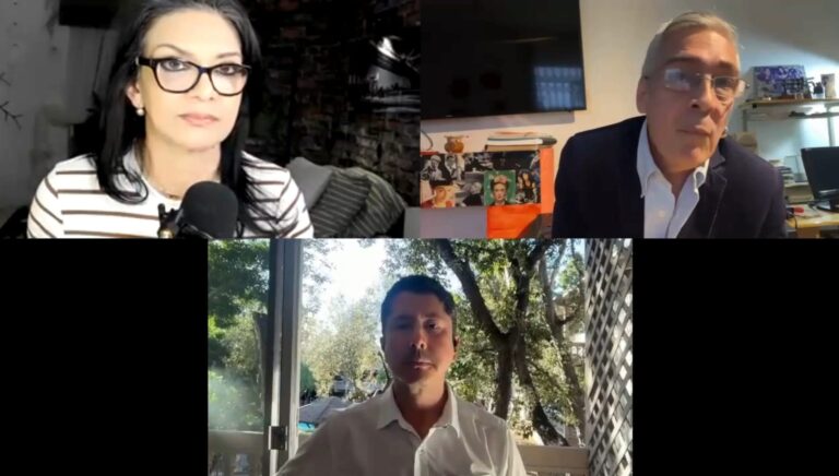 Captura de pantalla de la entrevista en el podcast En Palabras Simples, donde Olga Guerra conversa con Francisco Echeverría y José Luis Calderón sobre jazz, cultura y comunidad.