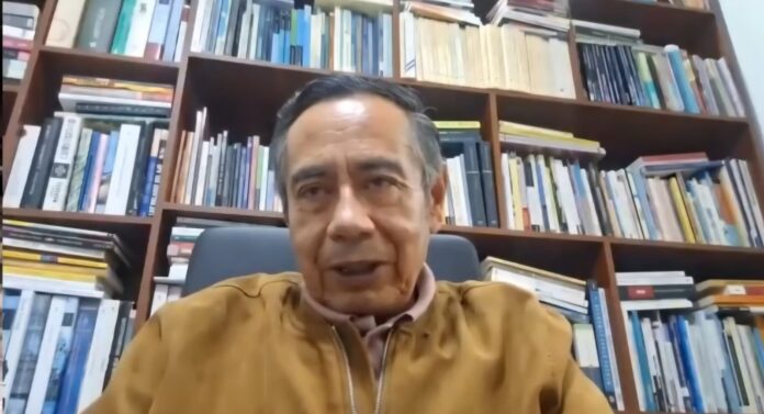 Captura de pantalla de la entrevista al Dr. Galo Guerrero Jiménez en el programa En Palabras Simples, donde reflexiona sobre la lectoescritura, el pensamiento crítico y los desafíos de la comprensión en la era digital.