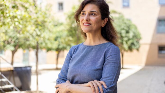 Ryma Sheermohammadi, activista y divulgadora cultural iraní, durante una entrevista en la que reflexiona sobre la situación de las mujeres en Irán y el movimiento “Mujer, vida, libertad”.