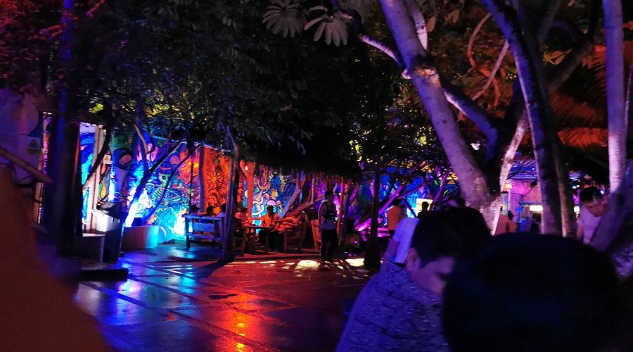 La costa de Santa Elena al caer la noche. En una provincia cuya economía depende del turismo, la estabilidad de la infraestructura energética es parte fundamental del funcionamiento del territorio. 