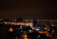 Gobernabilidad y planificación en Santa Elena: el desafío de gestionar un territorio turístico en crecimiento Vista nocturna de la ciudad de Salinas, uno de los principales destinos turísticos de la provincia de Santa Elena. La iluminación urbana contrasta con la oscuridad del litoral, recordando la importancia de la infraestructura energética en un territorio cuya economía depende del turismo.