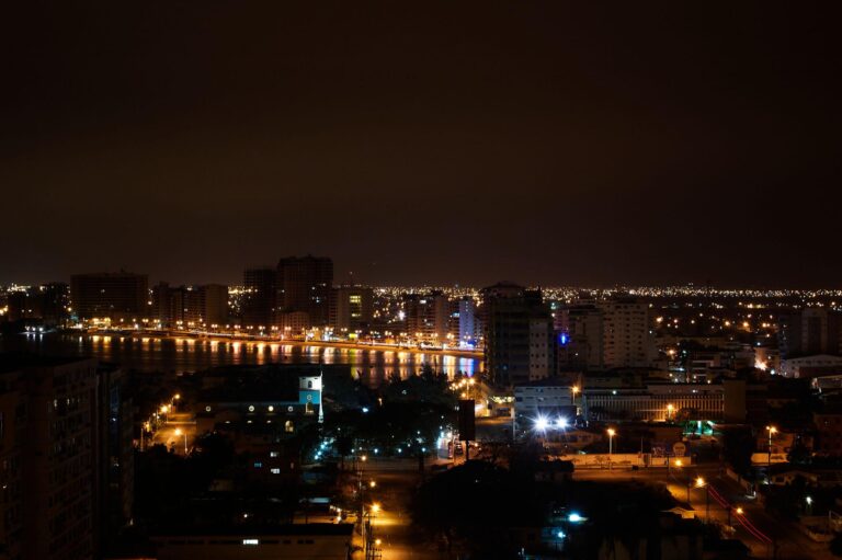 Vista nocturna de la ciudad de Salinas, uno de los principales destinos turísticos de la provincia de Santa Elena. La iluminación urbana contrasta con la oscuridad del litoral, recordando la importancia de la infraestructura energética en un territorio cuya economía depende del turismo.