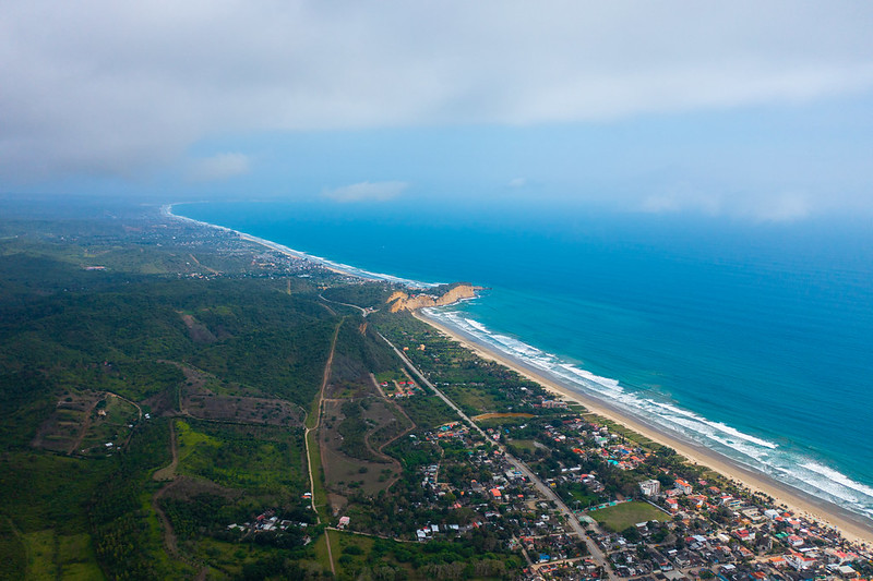 Vista aérea del sector de Montañita y la extensa franja costera que se proyecta hacia Olón, en la parroquia Manglaralto, provincia de Santa Elena. Este corredor forma parte de la Ruta del Spondylus, uno de los principales ejes turísticos del litoral ecuatoriano. Foto aérea del litoral norte de Santa Elena / uso editorial.