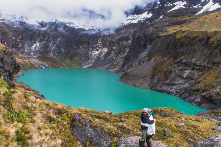 La laguna Amarilla, ubicada en las faldas del volcán El Altar, en el Parque Nacional Sangay (provincia de Chimborazo), refleja la riqueza geológica de los paisajes volcánicos de los Andes ecuatorianos. Fotos: Gobierno Provincial de Tungurahua