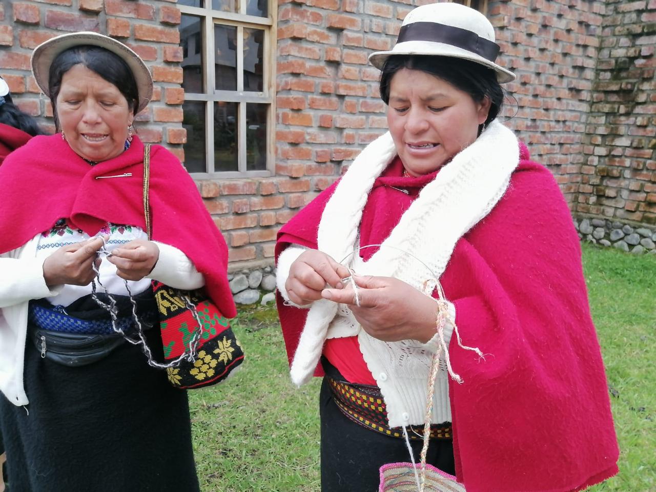 Mujeres de comunidades andinas elaboran tejidos tradicionales, una práctica que forma parte del patrimonio cultural vivo del territorio del Geoparque Volcán Tungurahua y que conecta la vida cotidiana con la identidad del paisaje volcánico. Foto Gobierno Provincial de Tungurahua