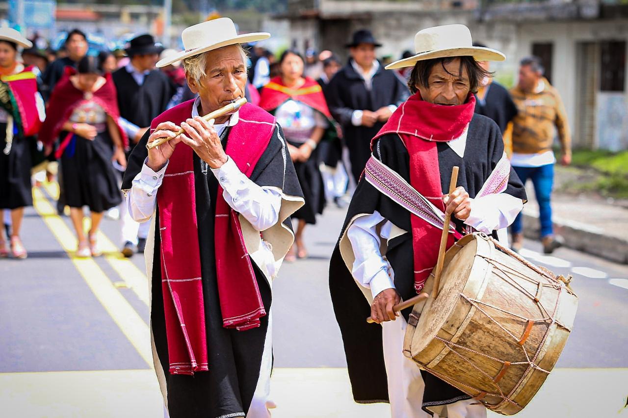 Músicos y pobladores participan en una celebración comunitaria con vestimenta tradicional andina. Las expresiones culturales y festivas forman parte del tejido social que da sentido al modelo de desarrollo territorial del geoparque. Foto: Gobierno Provincial de Tungurahua