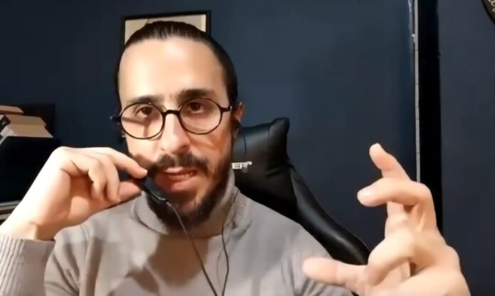 Psicólogo, psicoanalista, escritor y docente Carlos Silva Koppel durante la conversación en En Palabras Simples, donde analiza cómo la figura de Bad Bunny permite reflexionar sobre cultura, identidad y los procesos sociales que atraviesan hoy a América Latina.