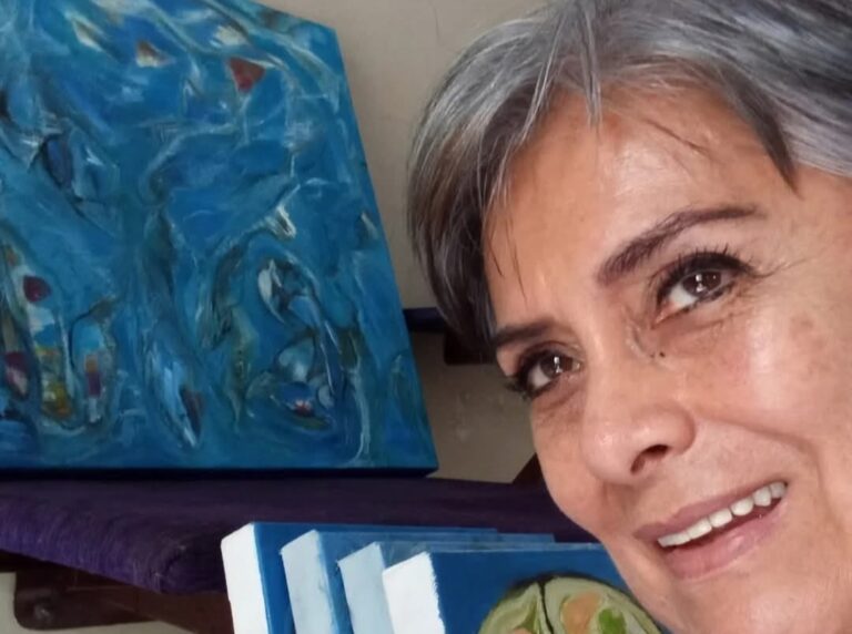 La artista en su espacio creativo, donde el cacao, el color y la memoria se convierten en obra.