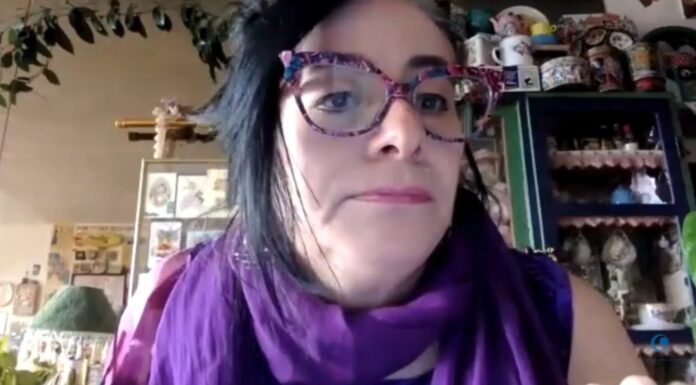 María Belén Moncayo, investigadora y experta en feminismo, durante su participación en En Palabras Simples, donde analiza la violencia estructural y los desafíos actuales de las mujeres en Ecuador.